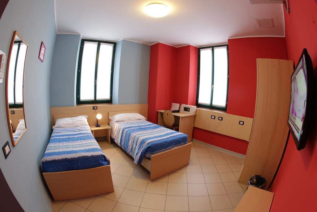 Central Hostel Bg بيرغامو الغرفة الصورة